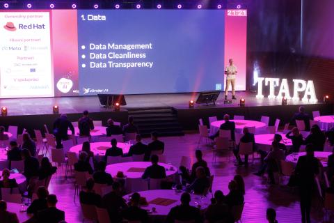 Another image of Phil Winder showing the ITAPA stage and the an overview slide about data.